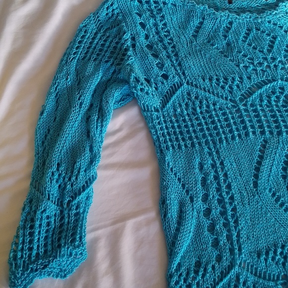Women's medium teal crochet fine knit top - Picture 3 of 4